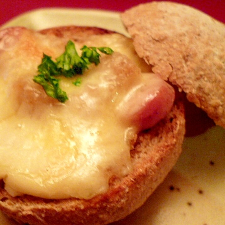 丸パンのカップトースト☆ソーセージ＆マヨ＆チーズ